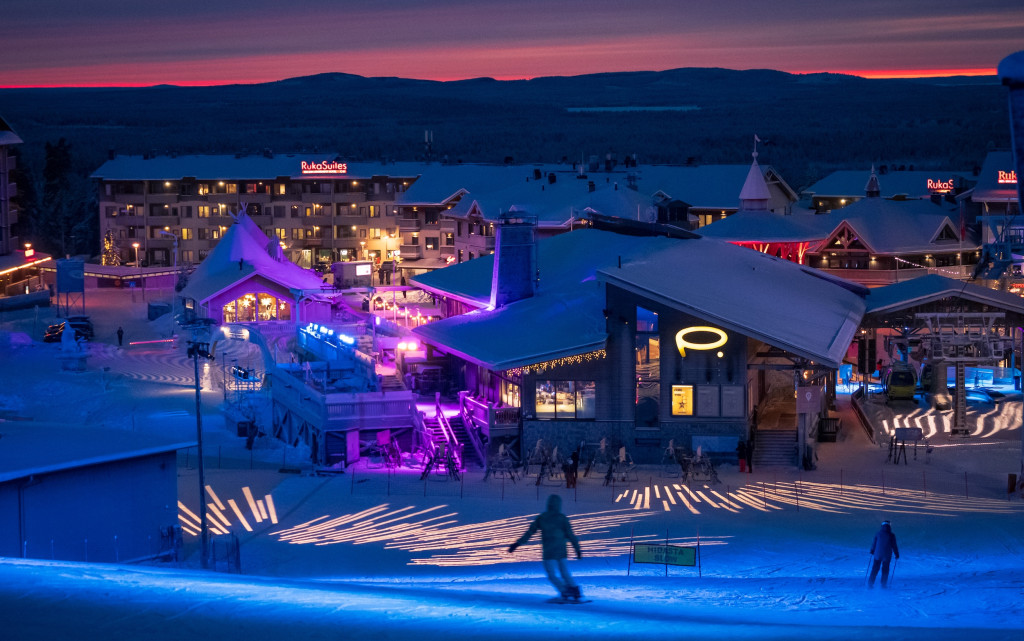 Rukan kylä ja eturinne Polar Night Light Festivalin aikaan tammikuussa 2026 – Ruka on vuoden hiihtokeskus 2026