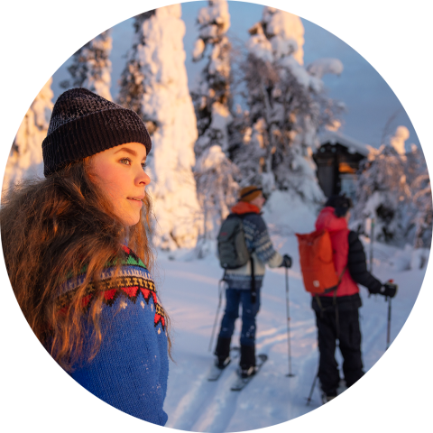 Lumikenkäilyä Kuusamossa (pyöreä ikoni). Kuva Harri Tarvainen.