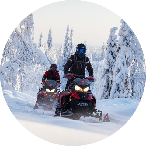 Moottorikelkkailua Ruka-Kuusamossa (pyöreä ikoni). Kuva Harri Tarvainen