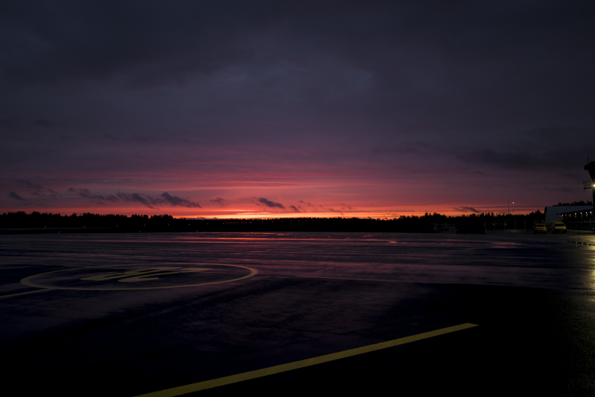 Kuusamon lentokenttä auringonlaskussa. Kuva Phil Gale