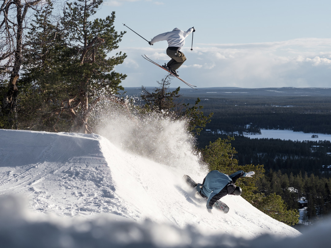 Laskettelija Rukan kevätrinteillä