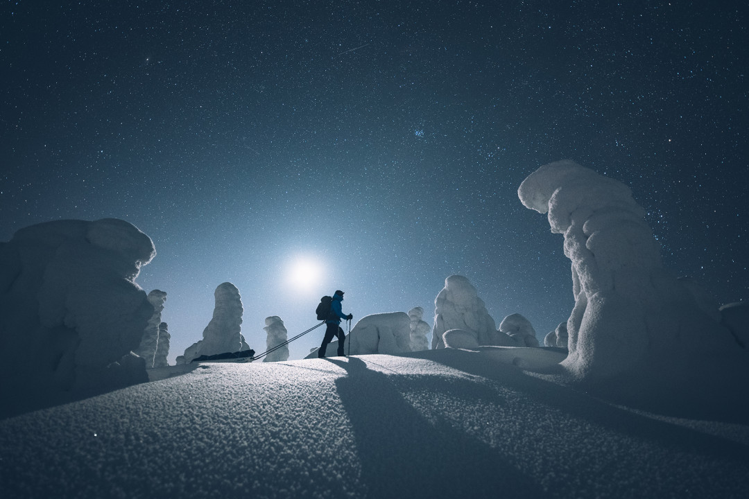 Lumikenkäilijä kuutamossa tykkylumipuiden keskellä, Eeva Mäkinen, Ruka-Kuusamo