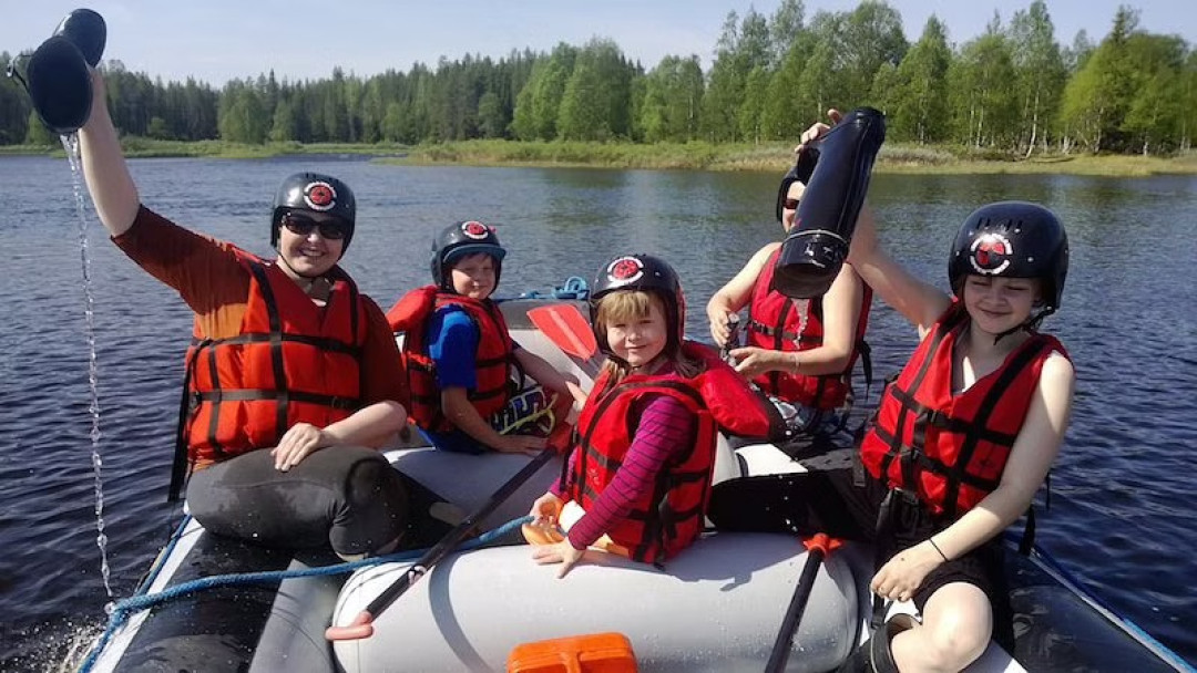 Koskenlaskua Kitkajoen Perhereitillä Stella Polaris Adventuresin matkassa