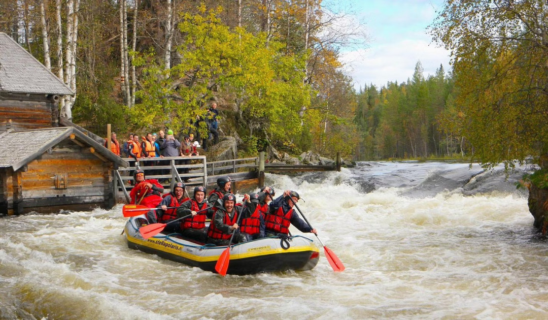 Koskenlaskua Kitkajoen Villireitillä Stella Polaris Adventuresin matkassa