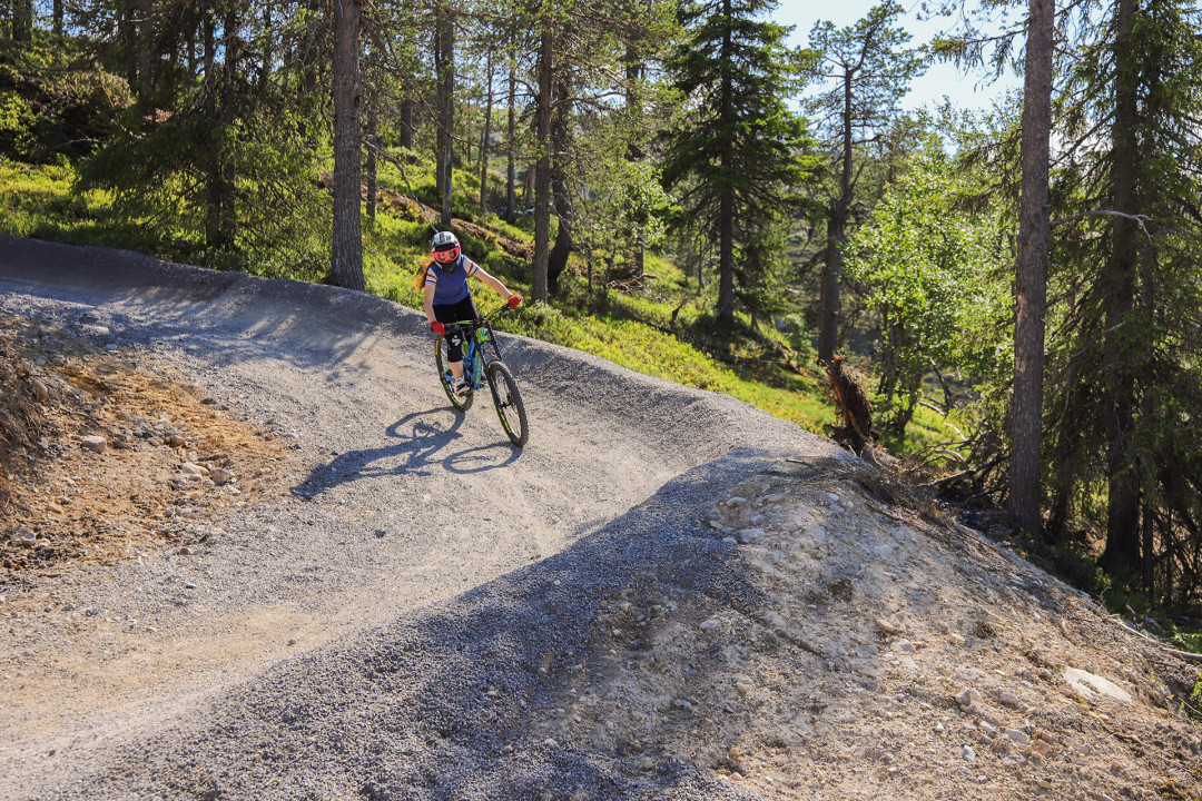 Alamäkipyöräilyä Ruka Bike Parkissa