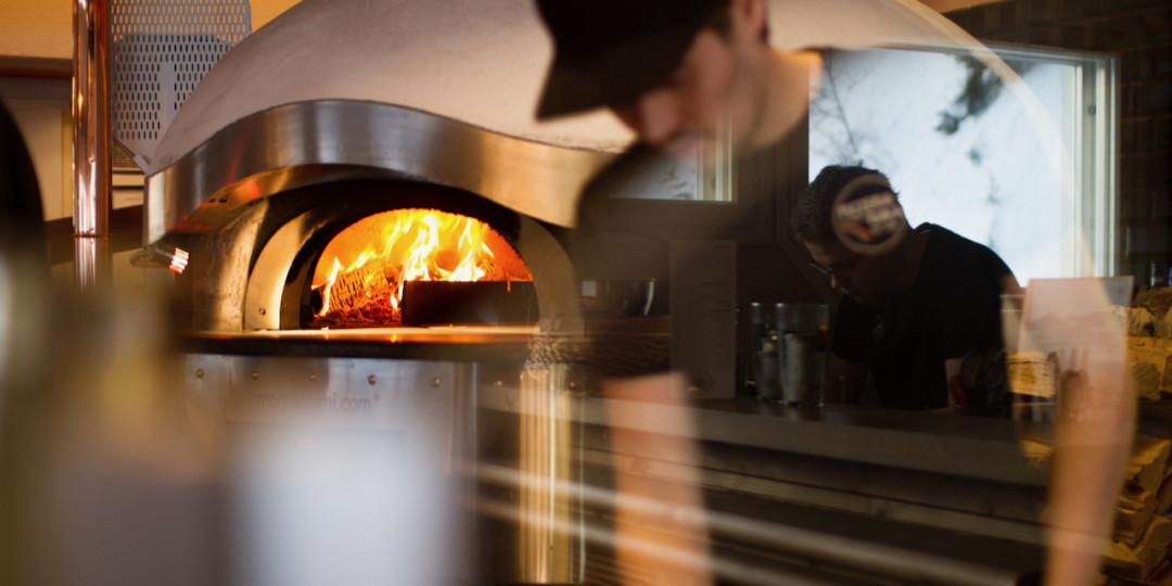 Pizzeria Rukan mahtava puu-uuni paistaa ihanat pizzat