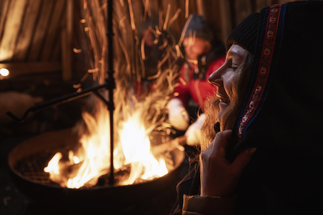 Tunnelmallisia hetkiä elävän tulen ääressä Ruka-Kuusamossa