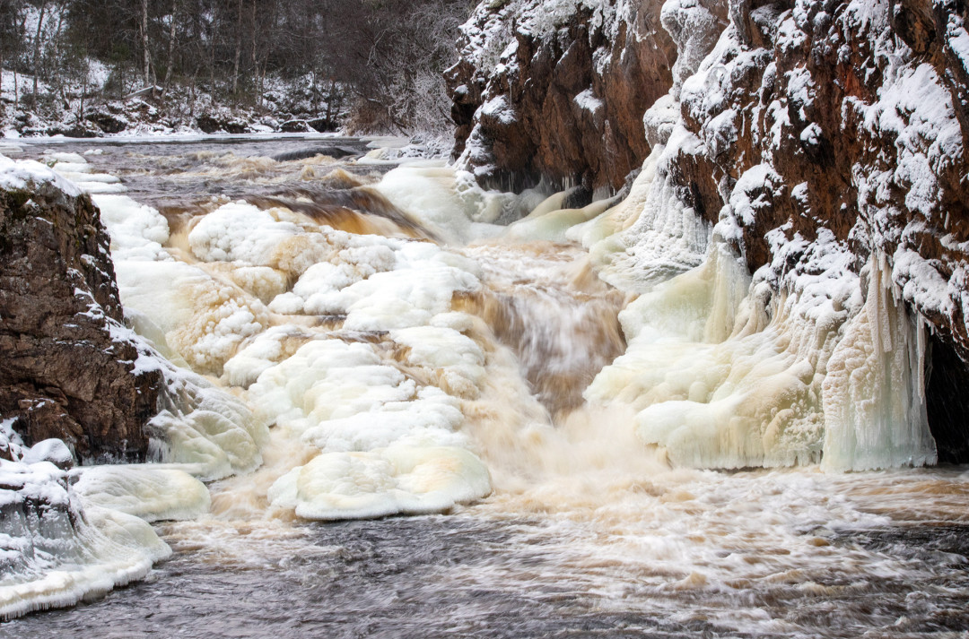 Kiutaköngäs alkutalvella, kuva Salla Karhumaa