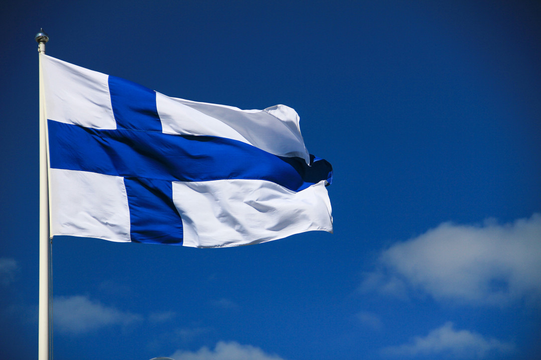 Suomen lippu liehuu, kuva Ruka-Kuusamo Matkailu ry - Adobe Stock licenced
