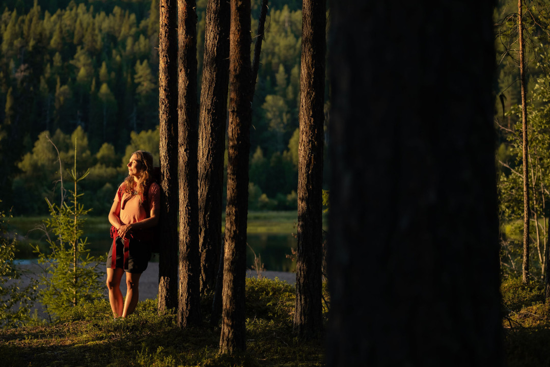 Retkeilijä nojaa puuhun ja nauttii maisemista, Ruka-Kuusamo, kuva Jani Kärppä