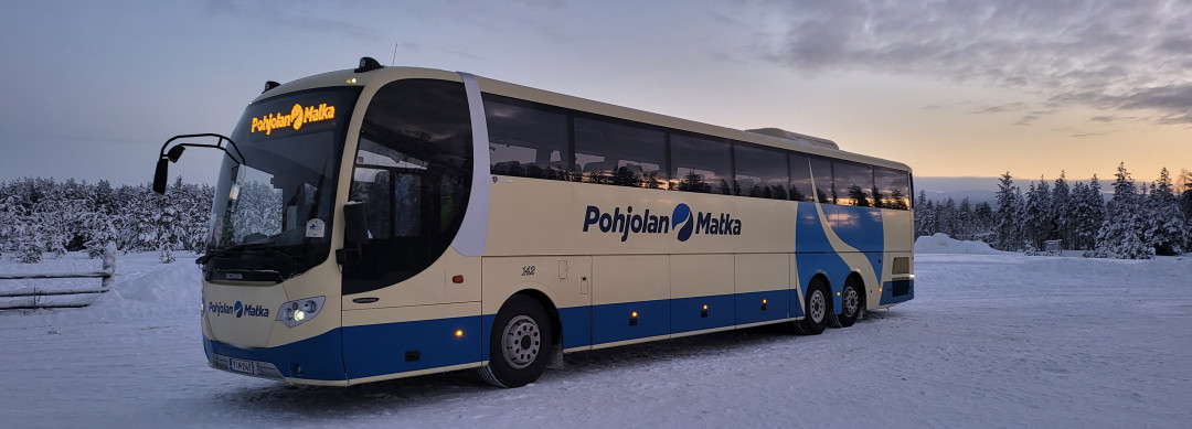 Bussi talvimaisemassa. Kuva: Pohjolan Matka