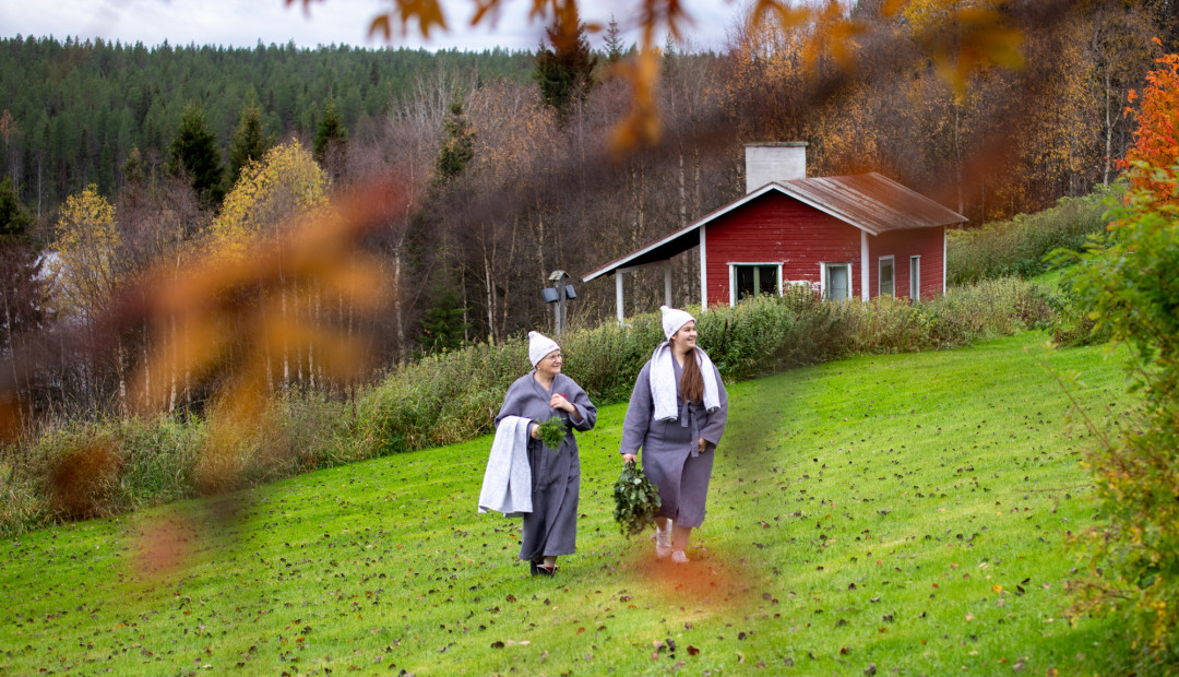 Naiset saunatakeissa Pohjolan Pirtin pihamaalla, kuva Salla Karhumaa