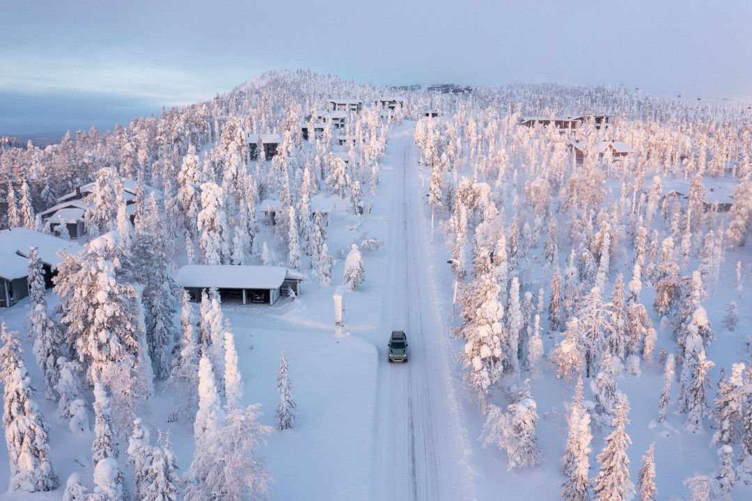 Talvinen mökkitie Ruka-Kuusamossa. Kuva Harri Tarvainen.