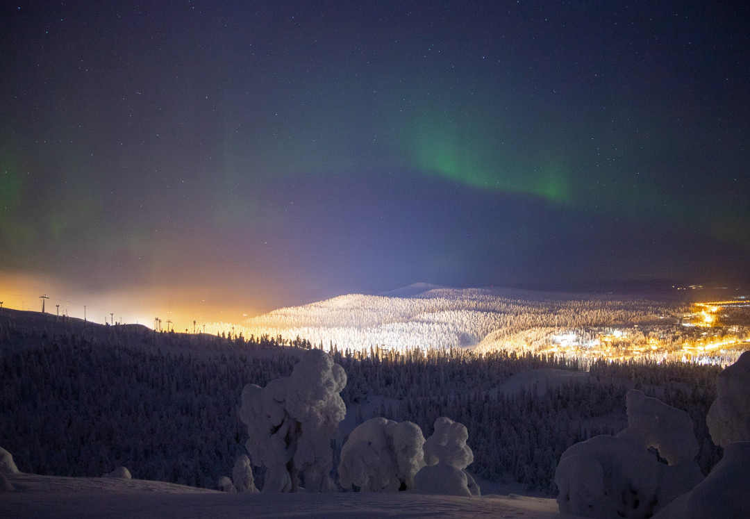 Revontulet Rukan rinteillä. Kuva Salla Karhumaa.