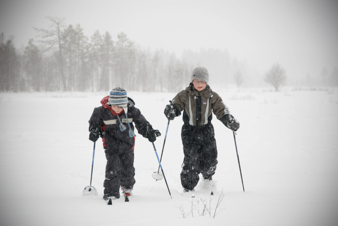 Lapset opettelevat maastohiihtoa Ruka-Kuusamossa. Kuva Ruka Adventures.