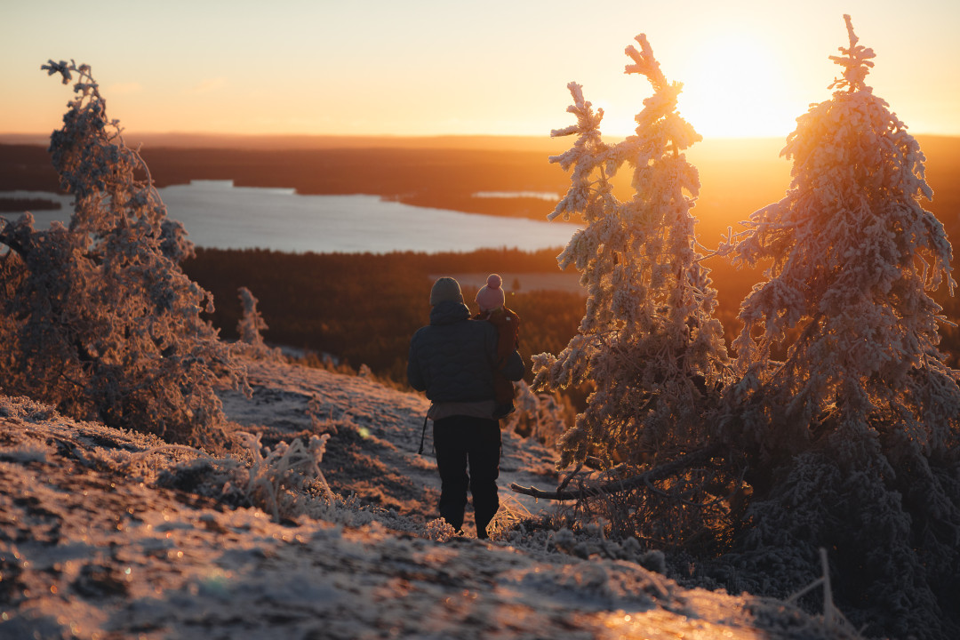 Talvinen auringonlasku Juhannuskalliolla Ruka-Kuusamossa. Kuva Mikko Santasalo