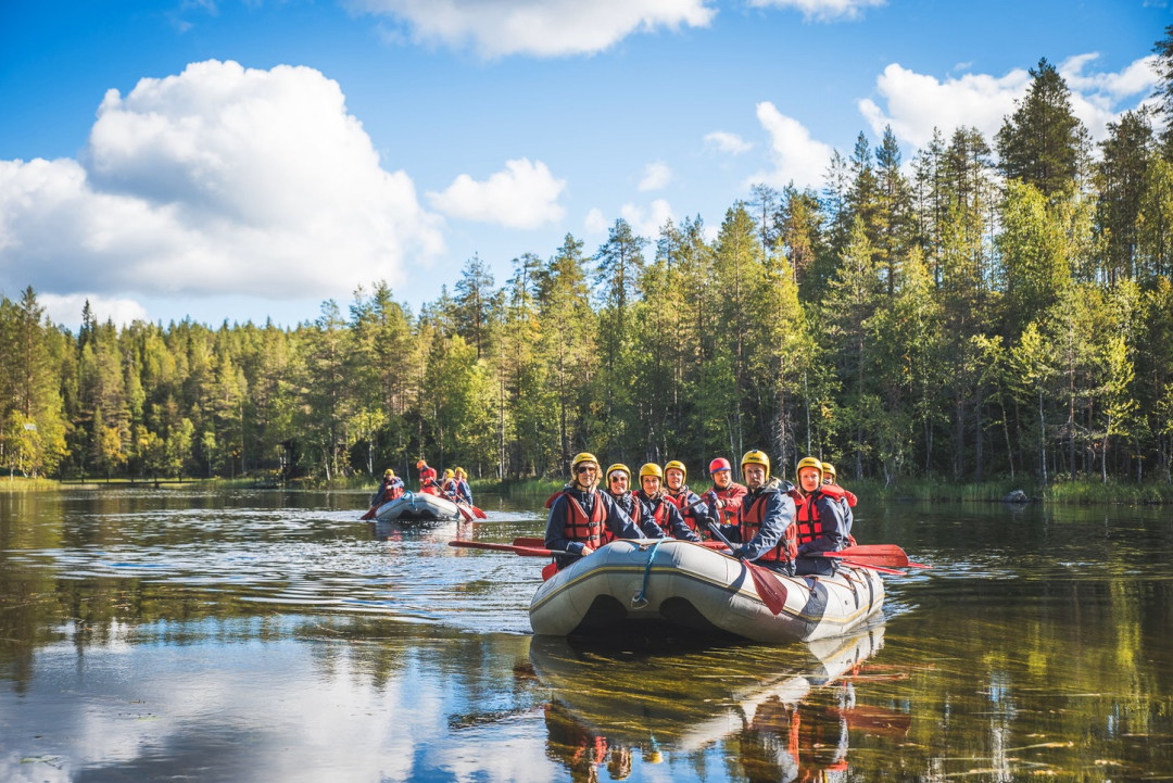 Koskenlaskua Kuusamon Kitkajoella. Kuva Rukapalvelu
