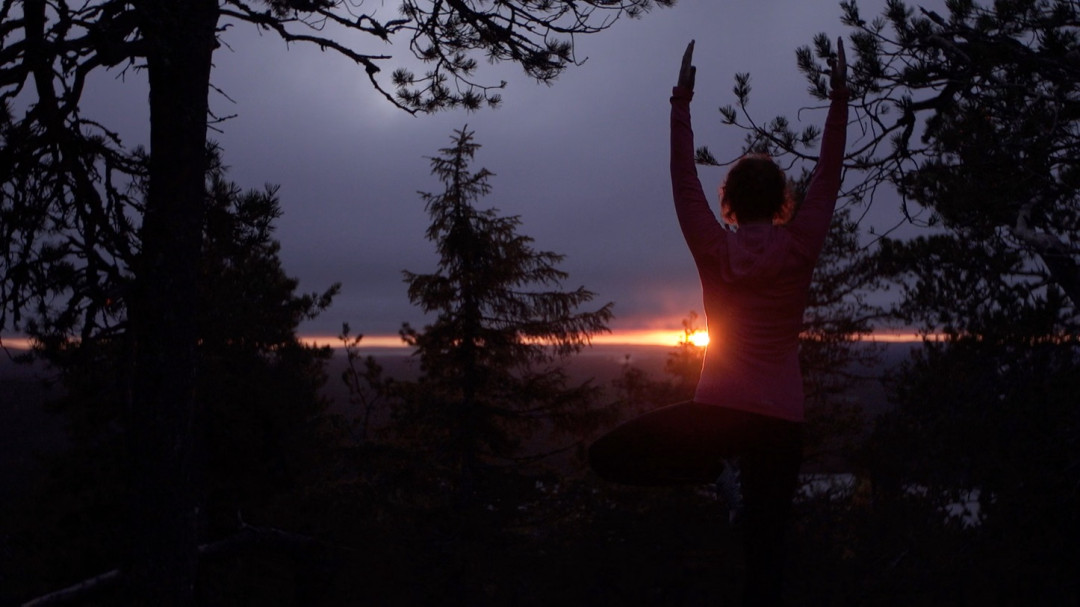 Metsäjoogaa auringonlaskun aikaan Ruka-Kuusamossa. Kuva MunPolku/MyTrail