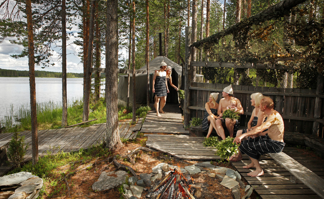 Saunaelämys Pohjantähti-leirissä Juumajärven rannalla Ruka-Kuusamossa. Kuva Rukapalvelu