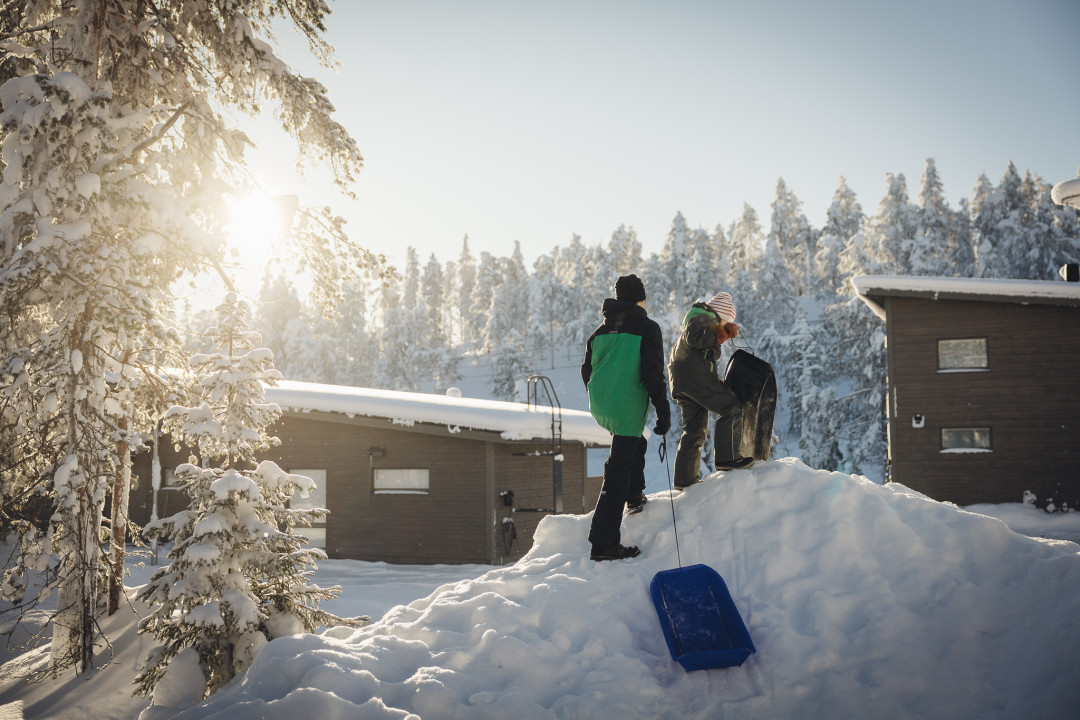 Pulkkailua Rukalodgen pihamaalla. Kuva Mikko Santasalo