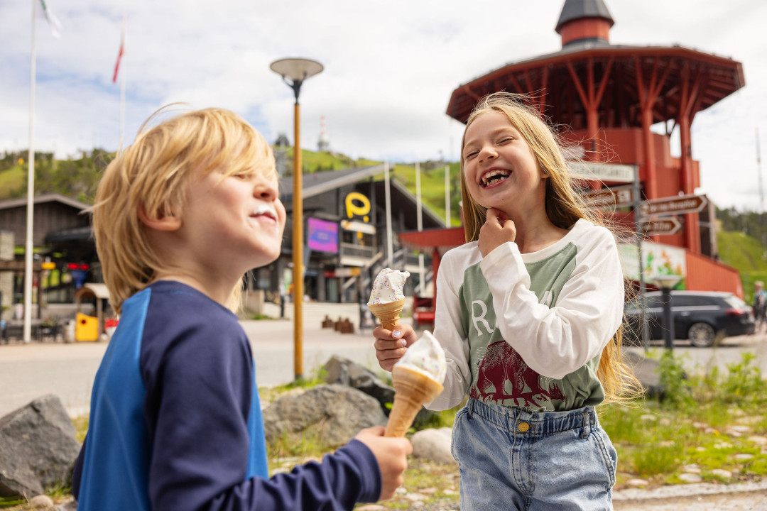 Lapset nauttivat jäätelöstä Rukan kylässä kesällä. Kuva Harri Tarvainen