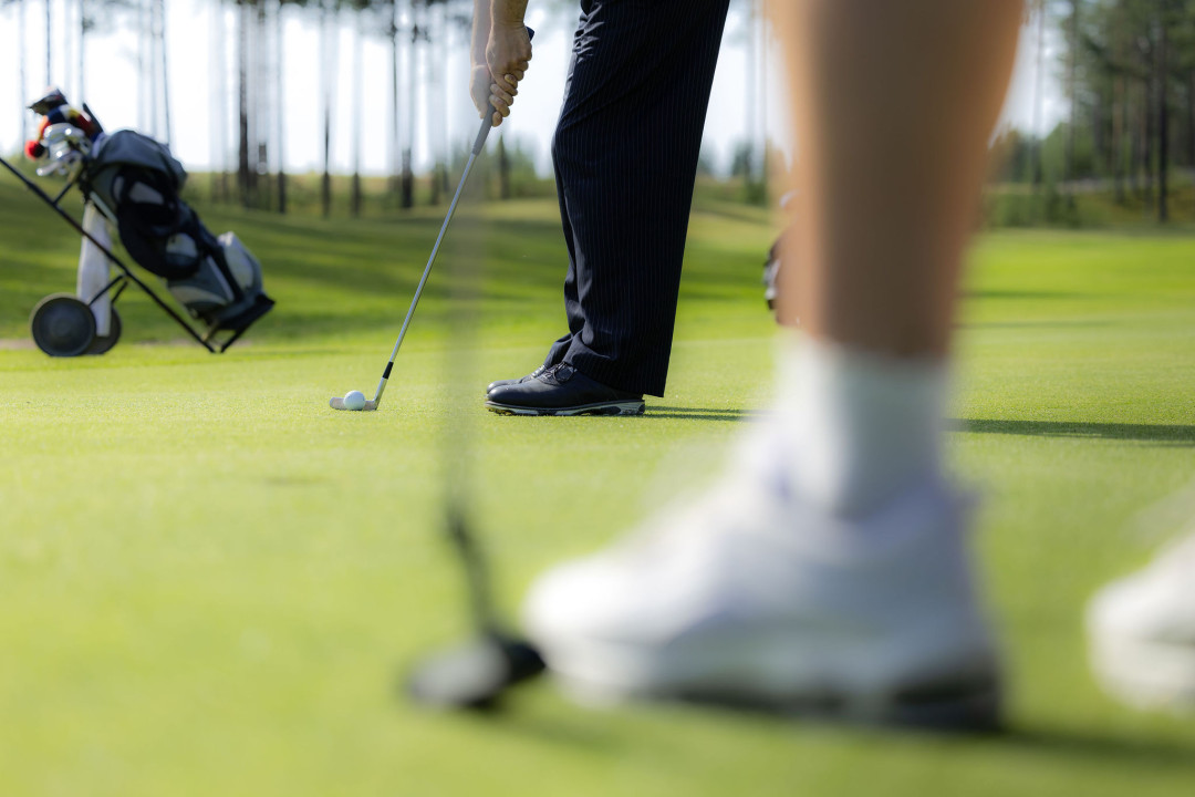 Puttaamassa greenillä Kuusamo Golfin kentällä. Kuva Harri Tarvainen / Kota Collective