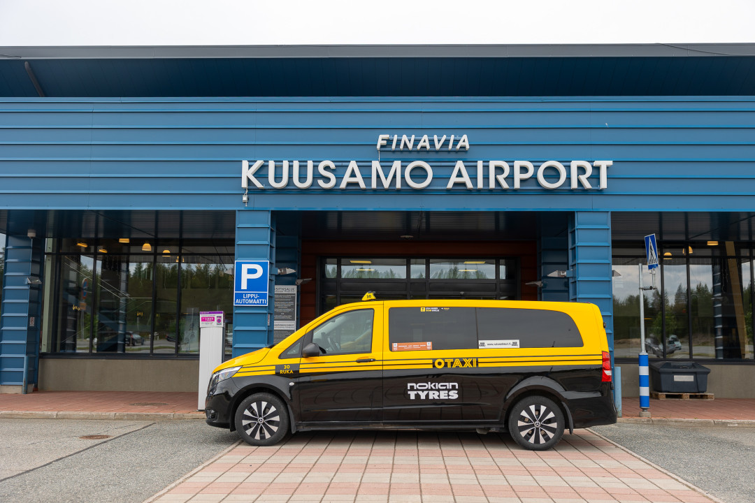 Otaxin taksi Kuusamon lentoasemalla. Kuva Mikko Santasalo
