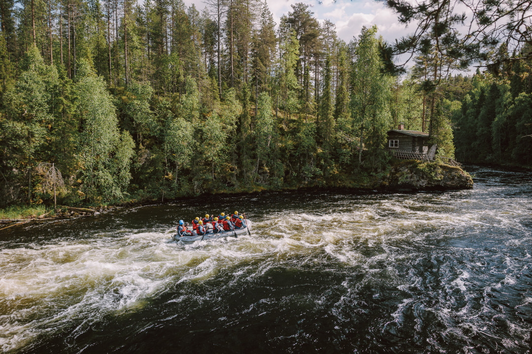 Koskenlaskua Kitkajoella Kuusamossa