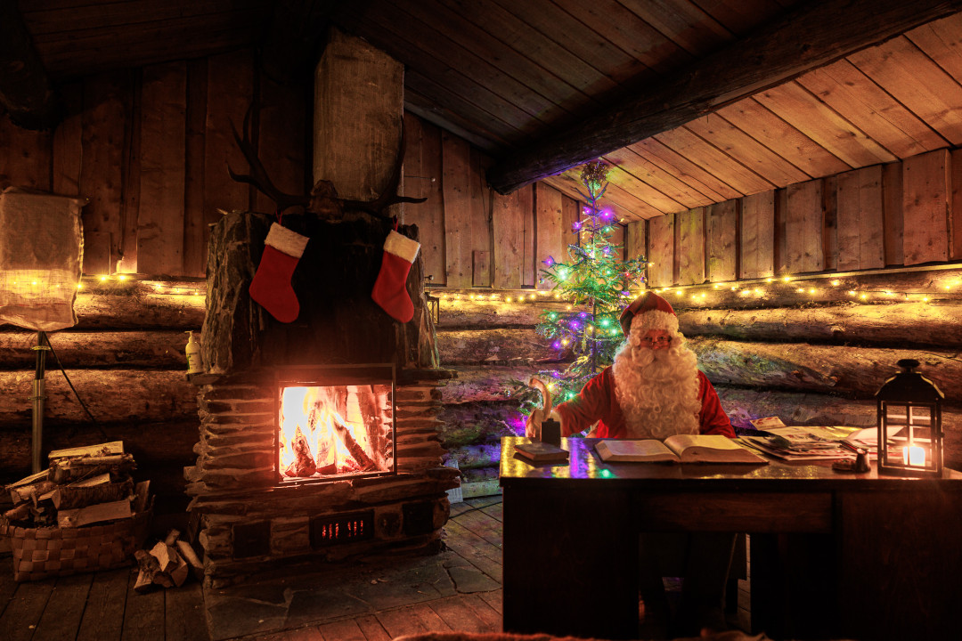 Joulupukki Rukapalvelun eräleirissä. Kuva Mikko Santasalo