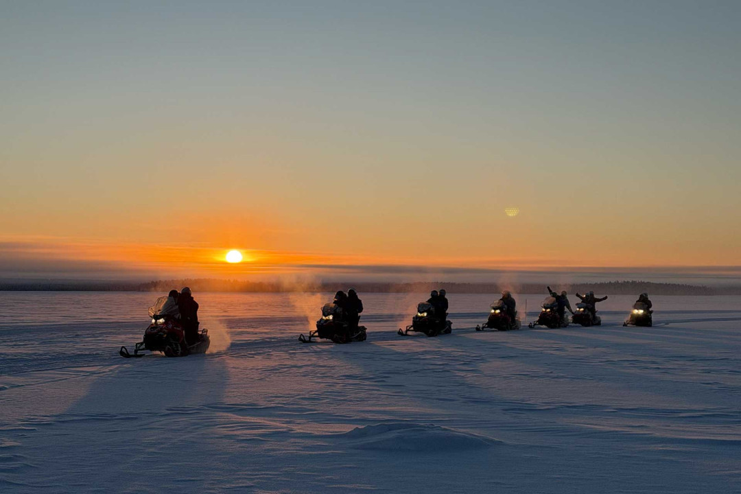 Moottorikelkkailua ilta-auringossa. Kuva Stella Polaris Adventures
