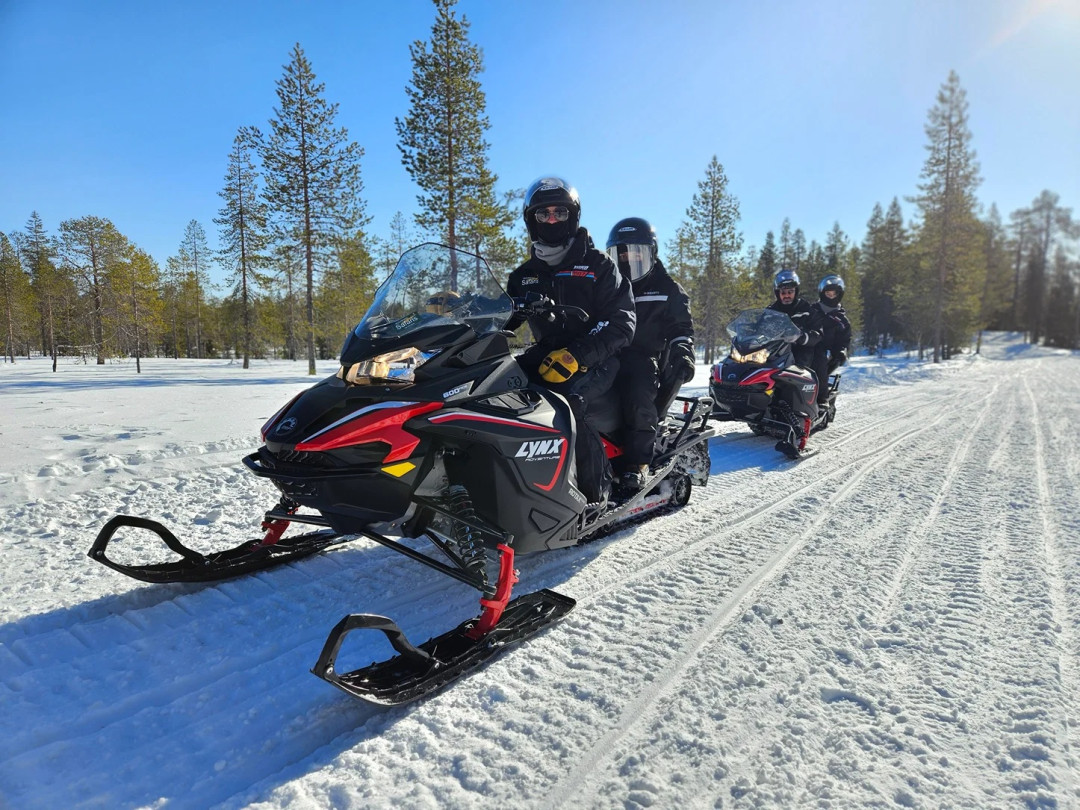 Koko perheen moottorikelkkasafari. Kuva Kuusamo Safaris