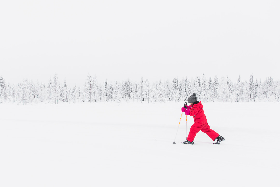 Lapsi hiihtää Ruka-Kuusamon maisemissa