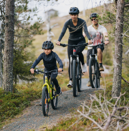Maastopyöräilijöitä Ruka Bike Parkissa