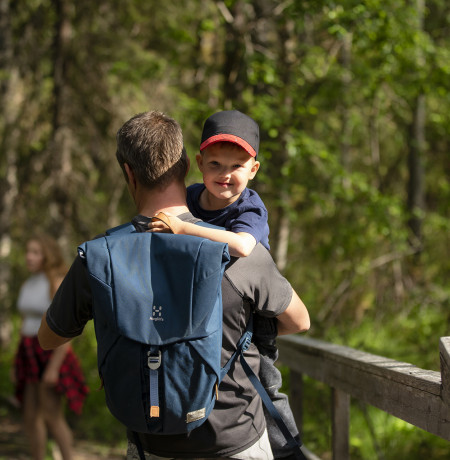 Isä ja poika retkellä Oulangan kansallispuistossa