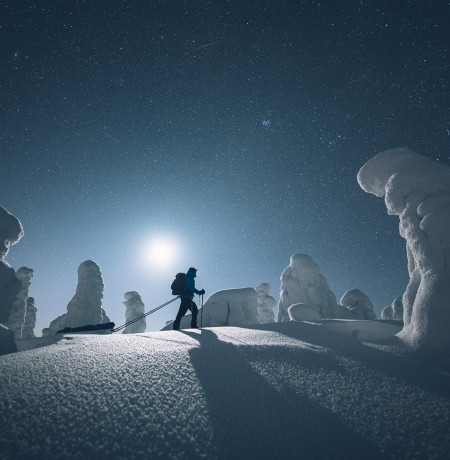 Lumikenkäilijä kuutamossa tykkylumipuiden keskellä, Eeva Mäkinen, Ruka-Kuusamo