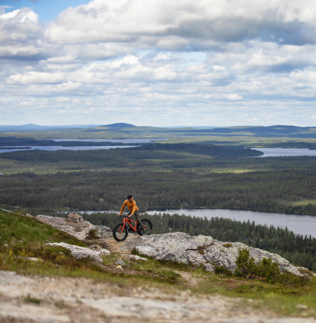 Maastopyöräilijä Rukan huipulla, Ruka-Kuusamo