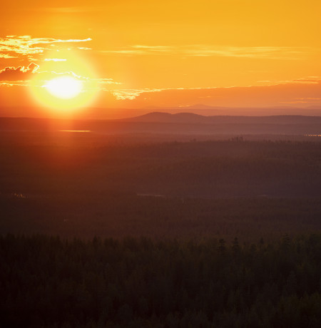 Keskiyön aurinko Kuusamossa, kuva Harri Tarvainen