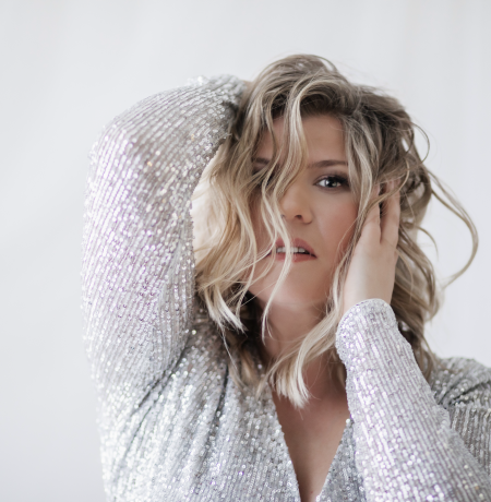 Katri Ylander Mosaiikki-levyn kansikuvassa