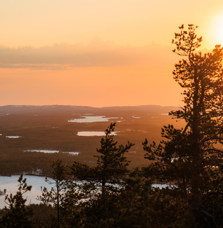Ilta-aurinko keväisissä maisemissa, Ruka-Kuusamo. Kuva Mikko Santasalo.