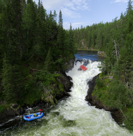 Kumilauttojen uittoa Jyrävällä, Oulangan kansallispuisto, Kuusamo. Kuva Teemu Lahtinen.