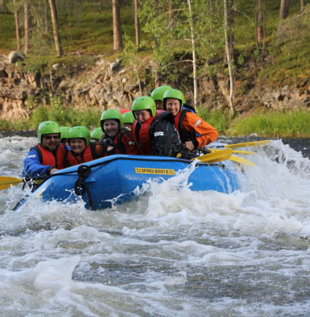 Koko perheen koskenlaskua Kuusamon Kitkajoella, Northern Lights Expedition