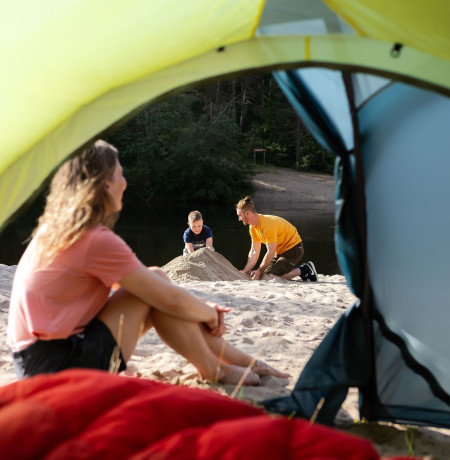 Perhe telttailee Oulangan kansallispuistossa Kuusamossa. Kuva Jani Kärppä
