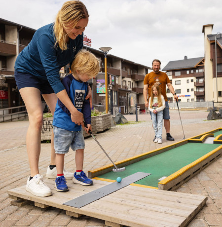Perhe pelaa minigolfia Rukan kylässä. Kuva Harri Tarvainen