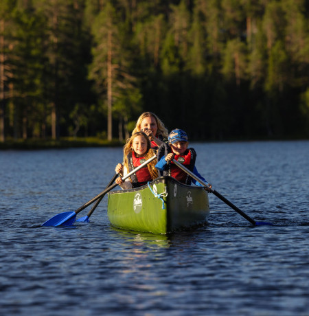 Melontaa kanootilla Oulankajoella koko perheen voimin. Kuva Harri Tarvainen.