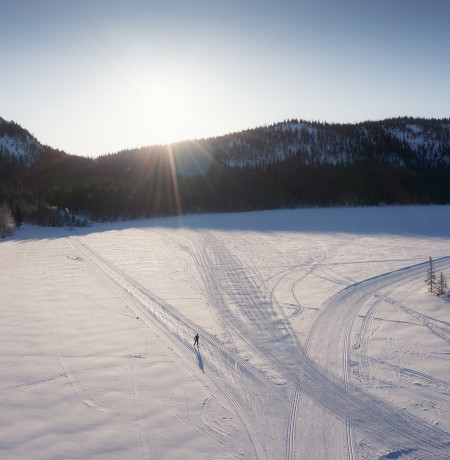 Hiihtäjä Konttaisen maisemissa Rukalla. Kuva Harri Tarvainen/Kotakollective