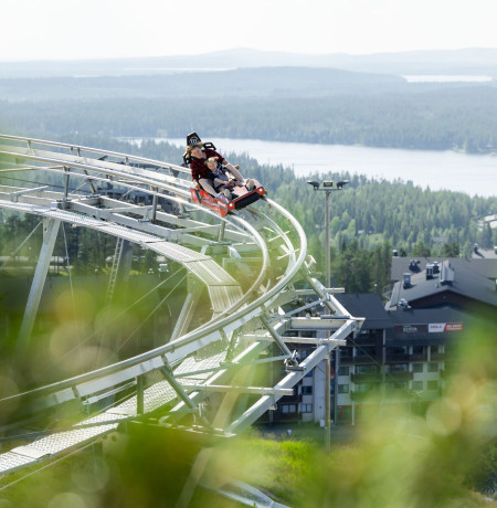 Ruka Coaster on yksi Rukan kesän vauhdikkaimmista elämyksistä! Kuva Kota Collective