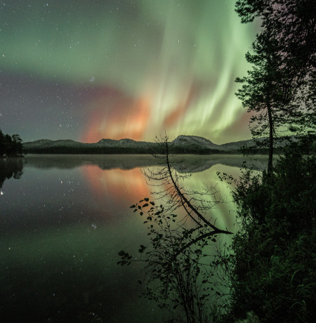 Tuplarevontulet eli revontulien heijastus järven pinnasta Ruka-Kuusamossa. Kuva Mikko Santasalo