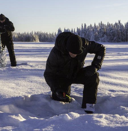 Pilkkimässä Kuusamon Rukajärvellä. Kuva Ruka Safaris