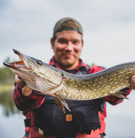 Kalastaja saaliin kera. Kuva Rukapalvelu