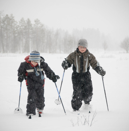 Lapset opettelevat maastohiihtoa Ruka-Kuusamossa. Kuva Ruka Adventures.